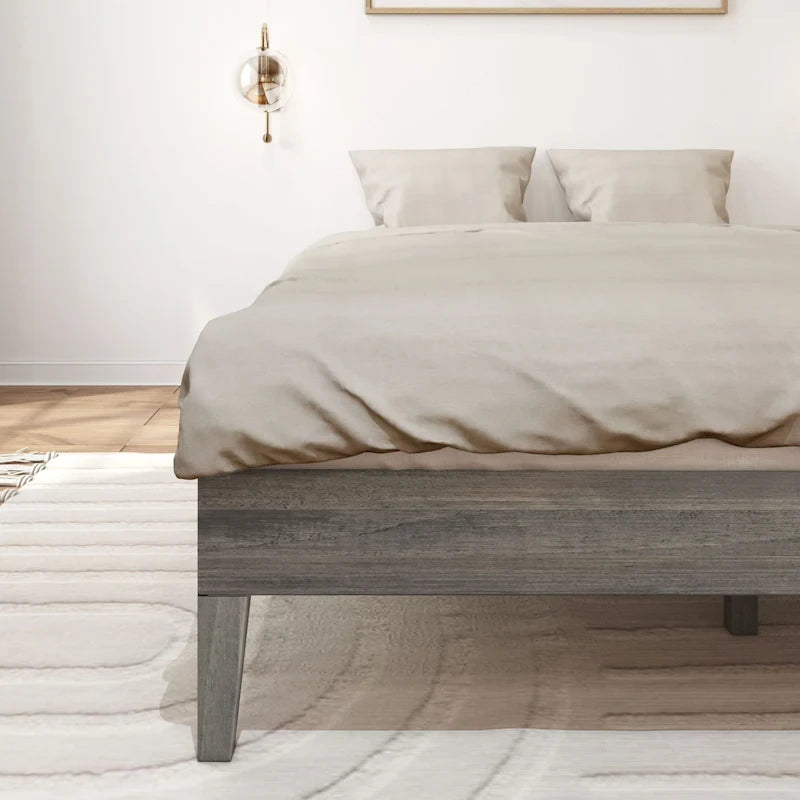 Manželská postel s roštem a minimalistickým designem z masivního dřeva