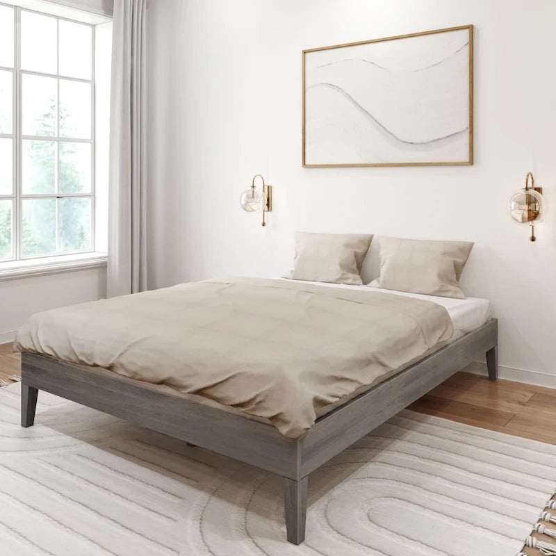 Manželská postel s roštem a minimalistickým designem z masivního dřeva
