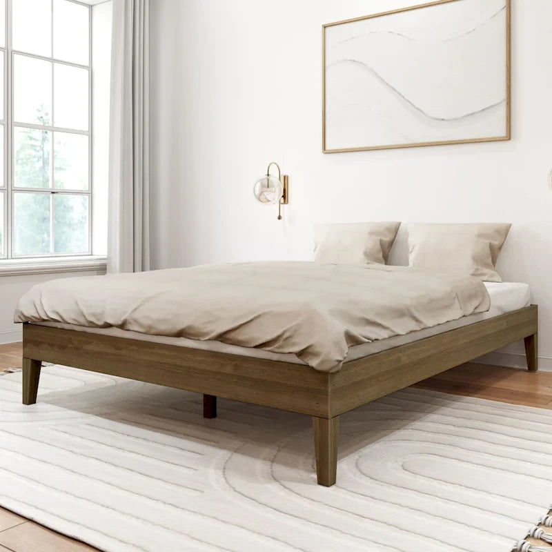 Manželská postel s roštem a minimalistickým designem z masivního dřeva