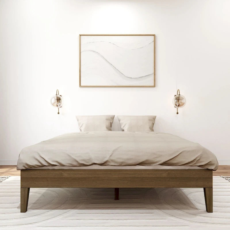 Manželská postel s roštem a minimalistickým designem z masivního dřeva
