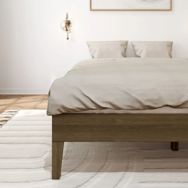 Manželská postel s roštem a minimalistickým designem z masivního dřeva