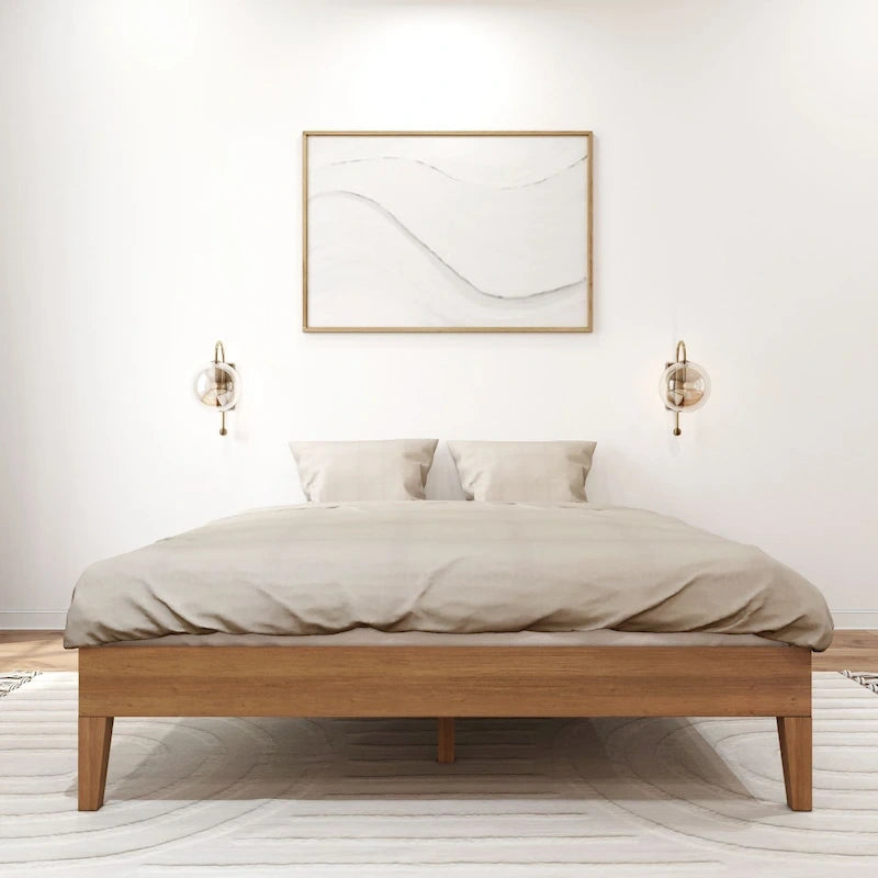 Manželská postel s roštem a minimalistickým designem z masivního dřeva