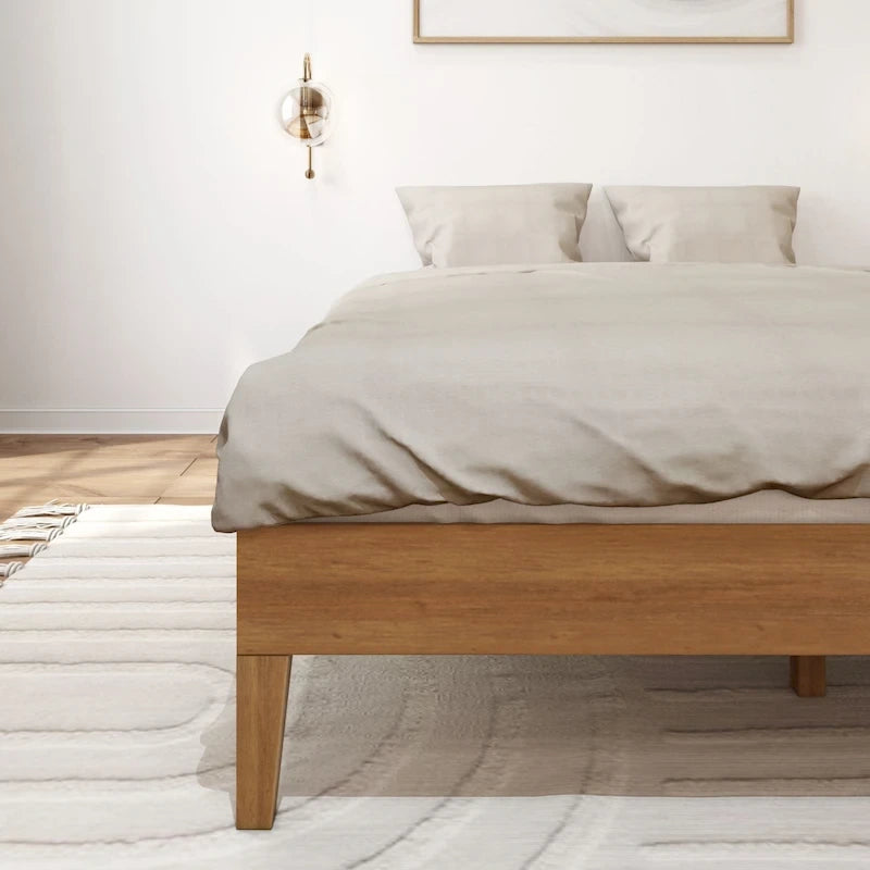 Manželská postel s roštem a minimalistickým designem z masivního dřeva