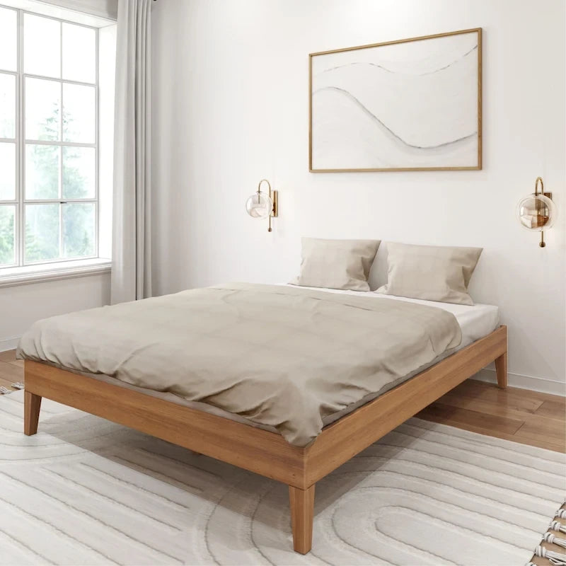 Manželská postel s roštem a minimalistickým designem z masivního dřeva