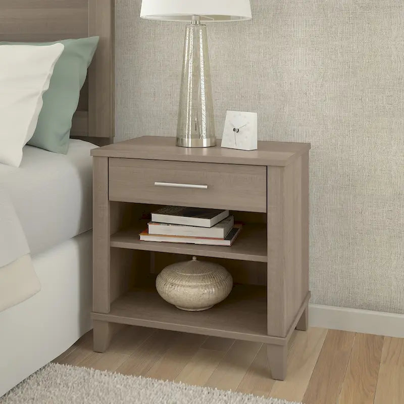Noční stolek z jasanu v odstínu Transitional Grey